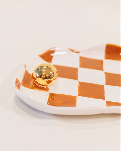 Bandeja Orgânica Xadrez Ocre em Cerâmica