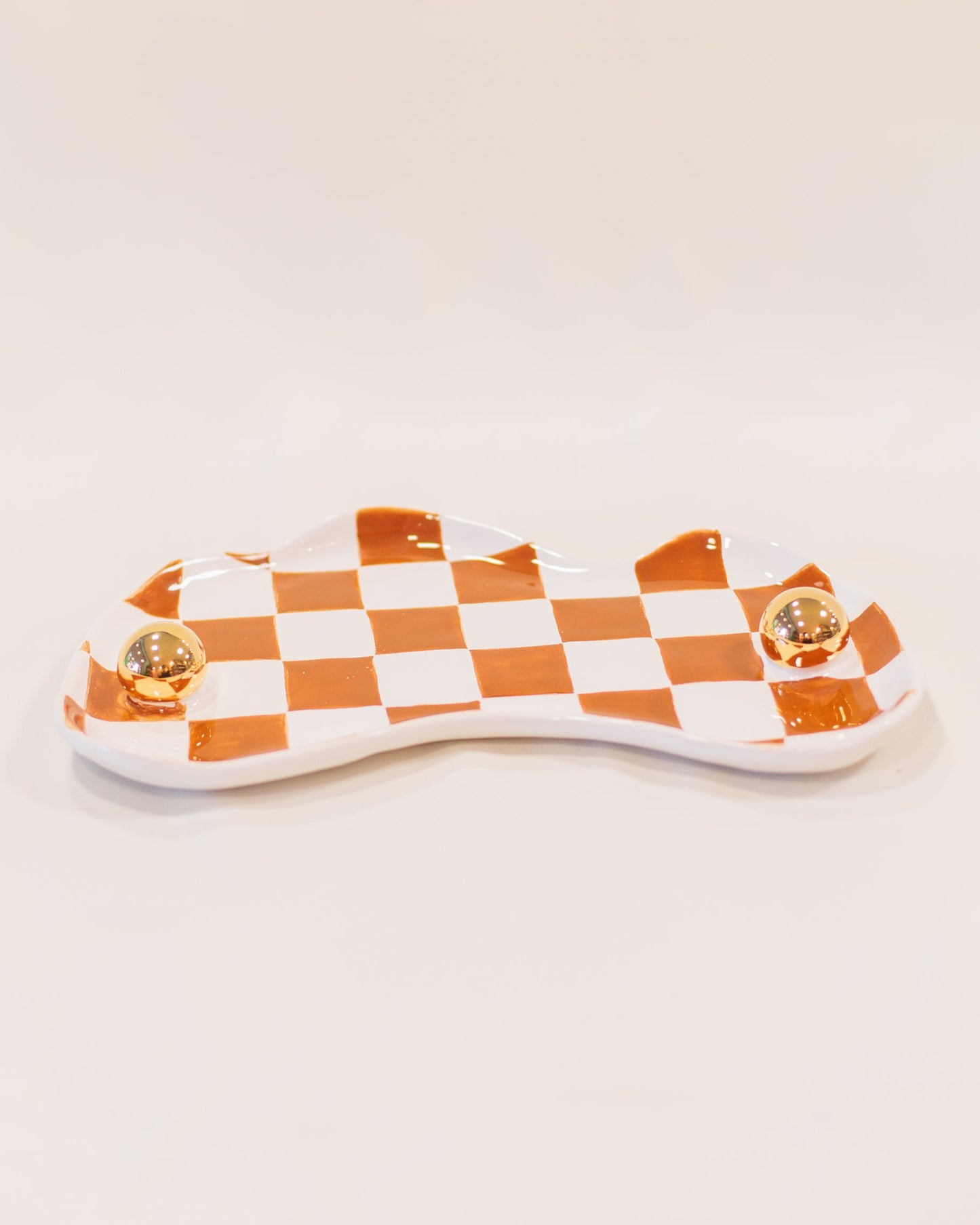 Bandeja Orgânica Xadrez Ocre em Cerâmica