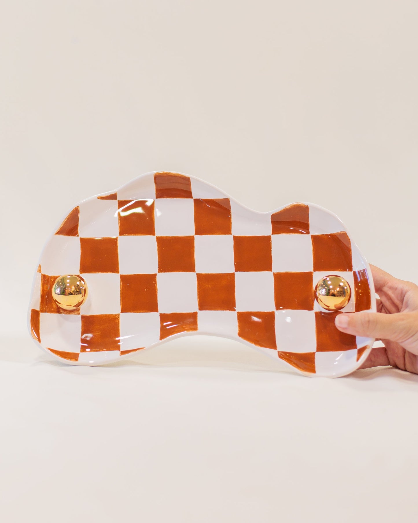 Bandeja Orgânica Xadrez Ocre em Cerâmica