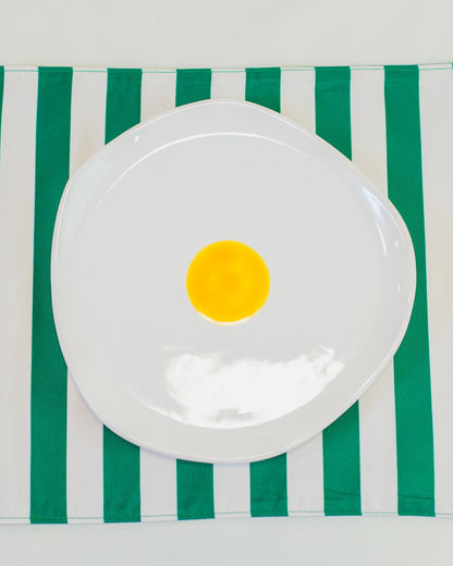 Prato orgânico ovo em cerâmica