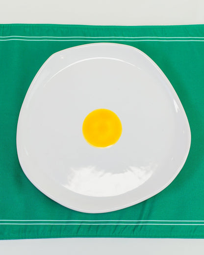 Prato orgânico ovo em cerâmica