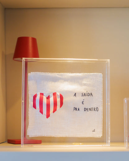 Quadro bordado em acrílico 'A saída é pra dentro' - 20 cm x 20 cm