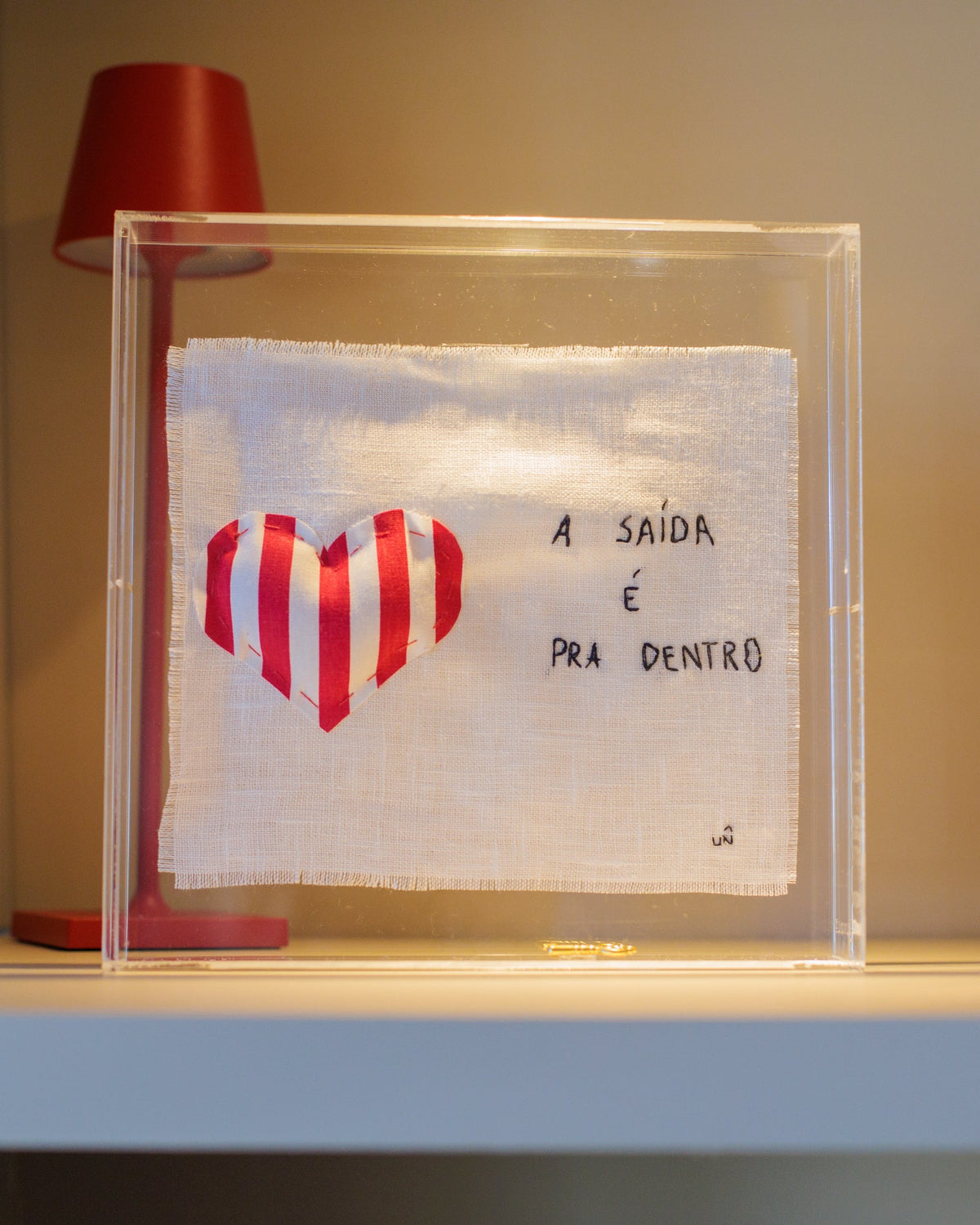 Quadro bordado em acrílico 'A saída é pra dentro' - 20 cm x 20 cm