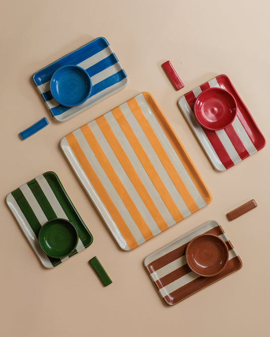 Conjunto de sushi listrado colorido em cerâmica