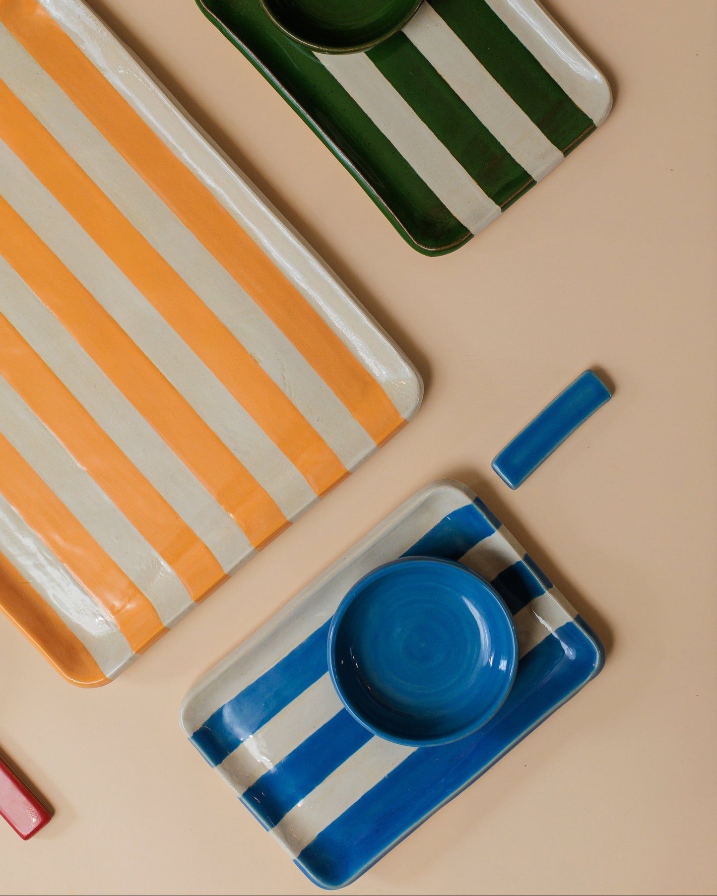 Conjunto de sushi listrado colorido em cerâmica