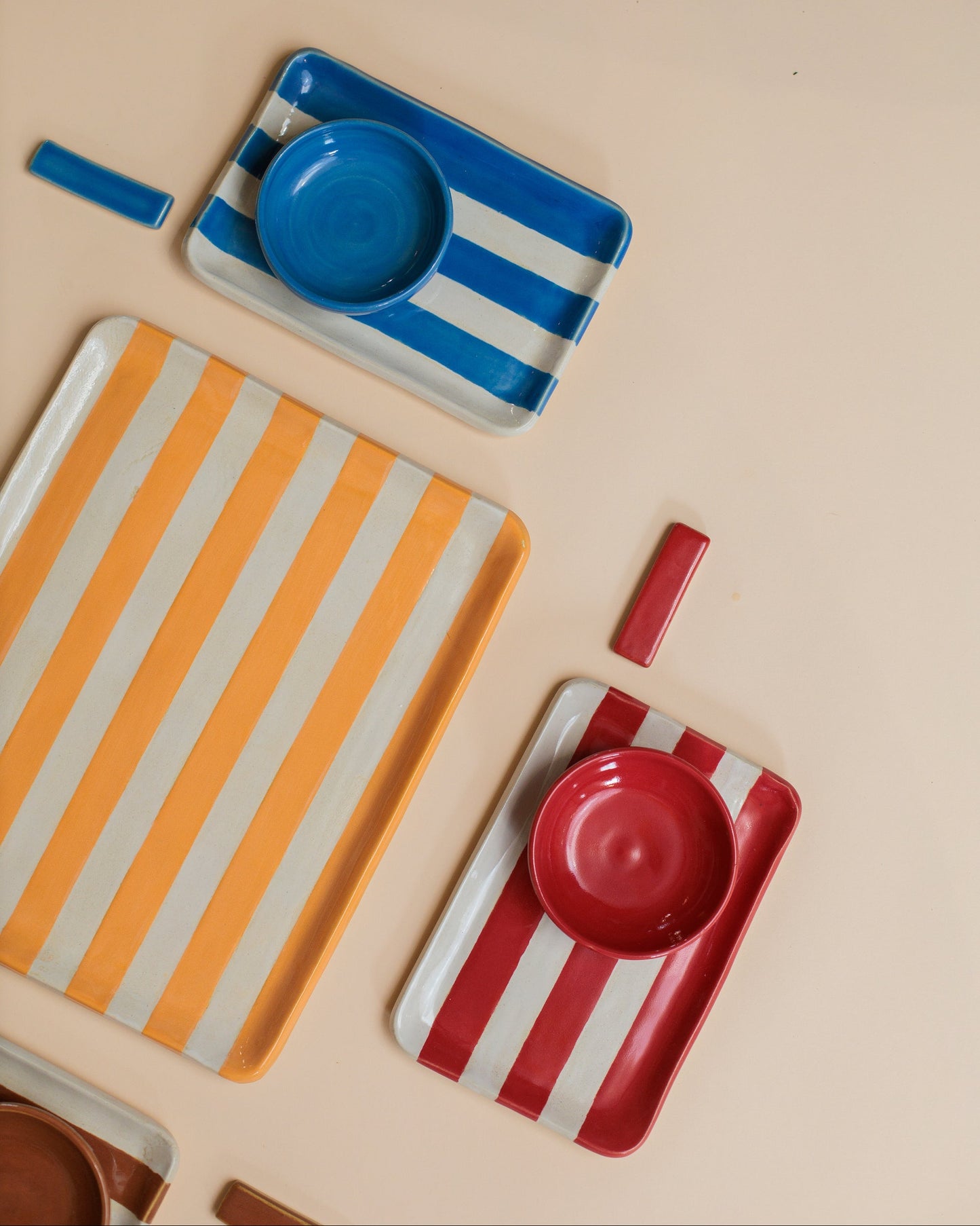 Conjunto de sushi listrado colorido em cerâmica