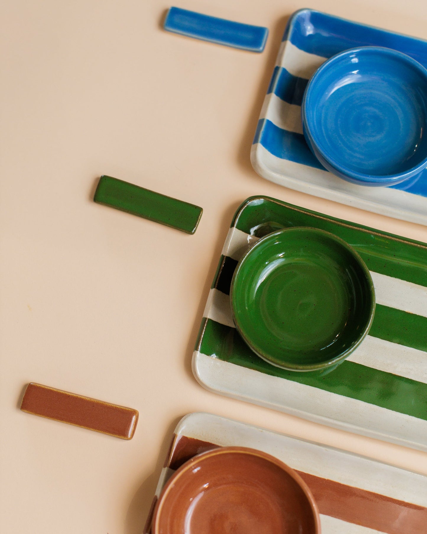 Conjunto de sushi listrado colorido em cerâmica