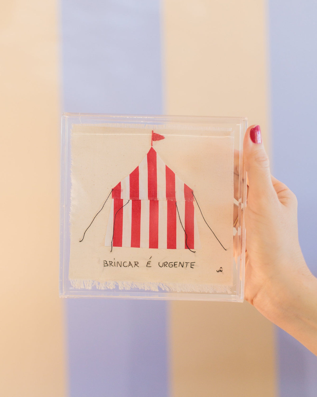 Quadro bordado em acrílico 'Brincar é urgente' - 16 cm x 16 cm