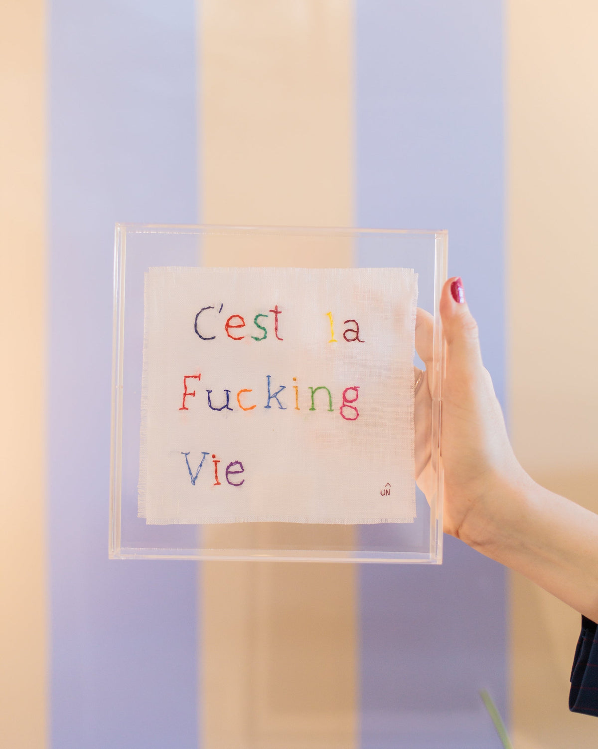 Quadro bordado em acrílico 'C'est la fucking vie' - 20 cm x 20 cm