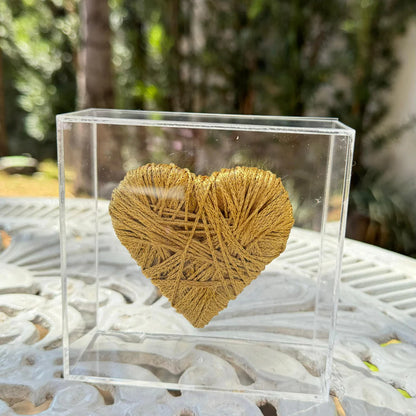 Escultura coração com fios de cobre na caixa de acrílico P