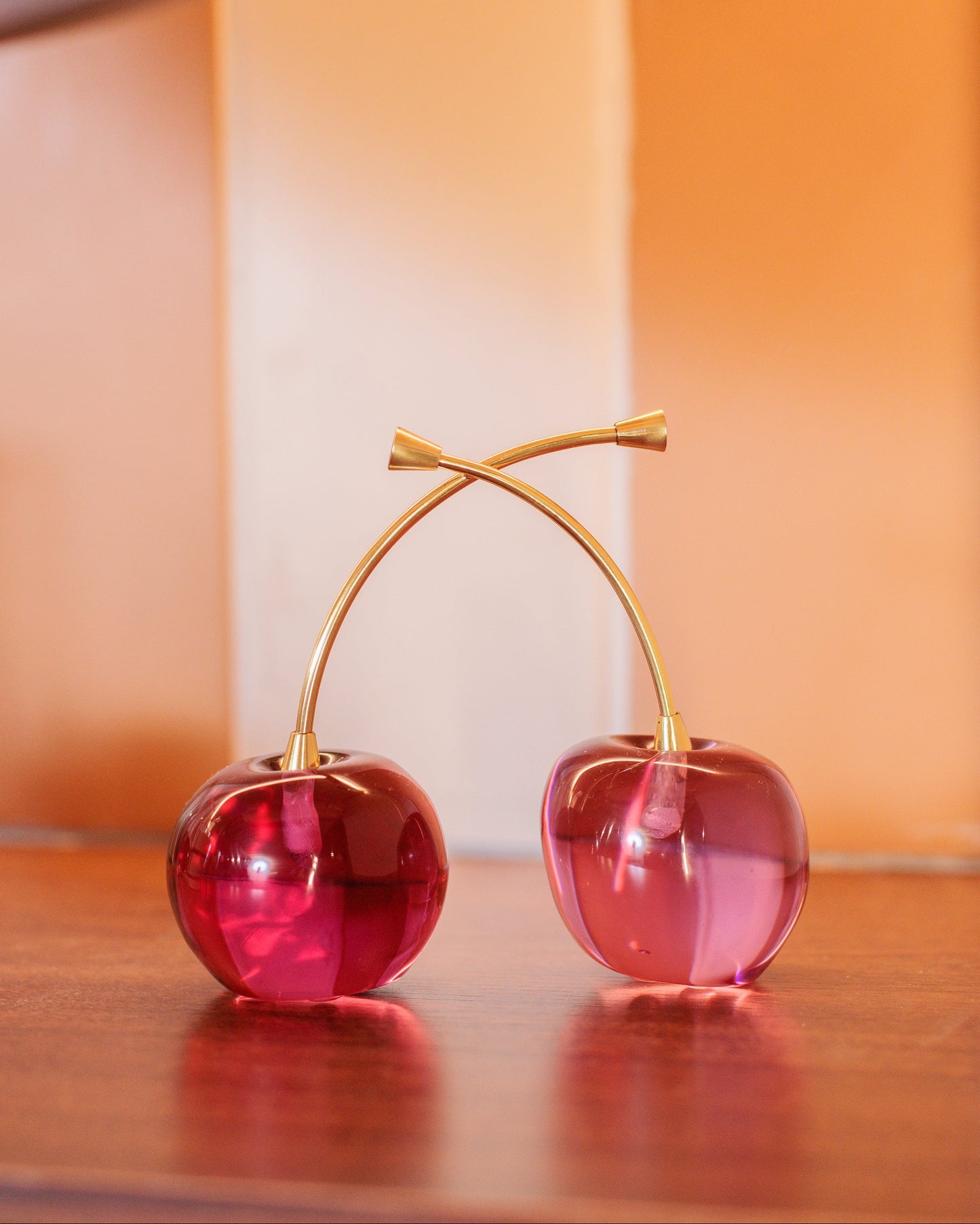 Escultura cereja dupla rosa em resina
