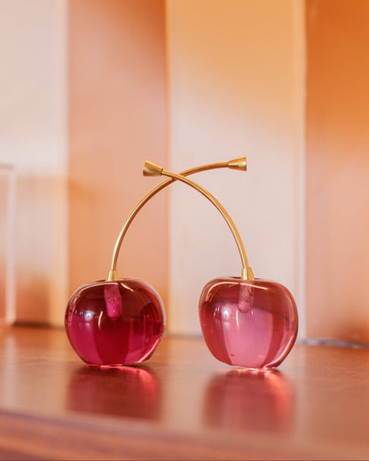 Escultura cereja dupla rosa em resina