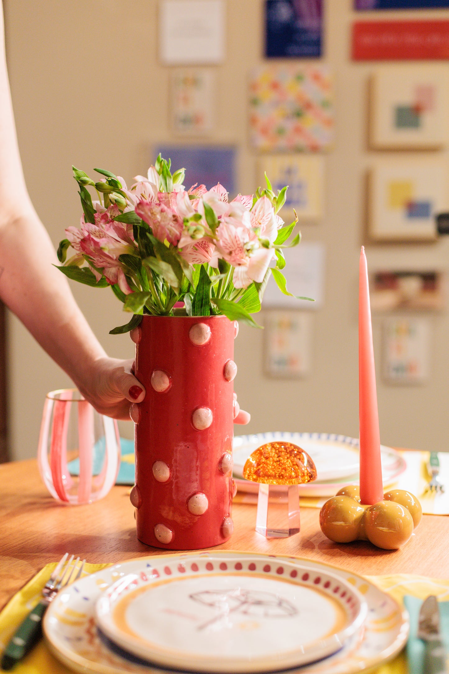 Vaso Curiosa Vermelho com Bolas Rosa