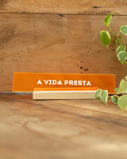 Placa em acrílico 'a vida presta'