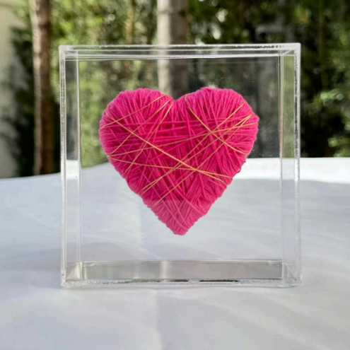 Escultura coração com fios de cobre na caixa de acrílico P