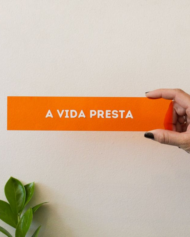 Placa em acrílico 'a vida presta'