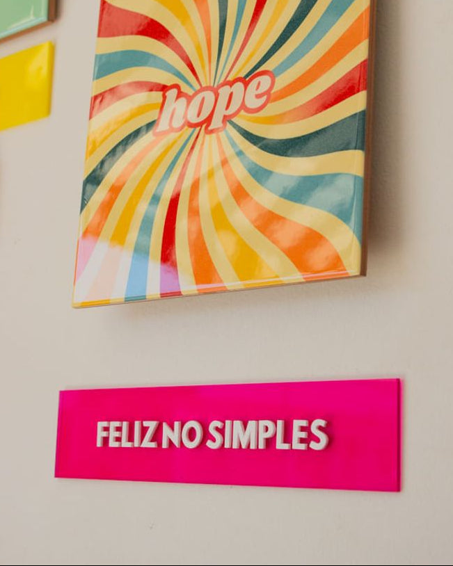 Placa em acrílico 'feliz no simples'