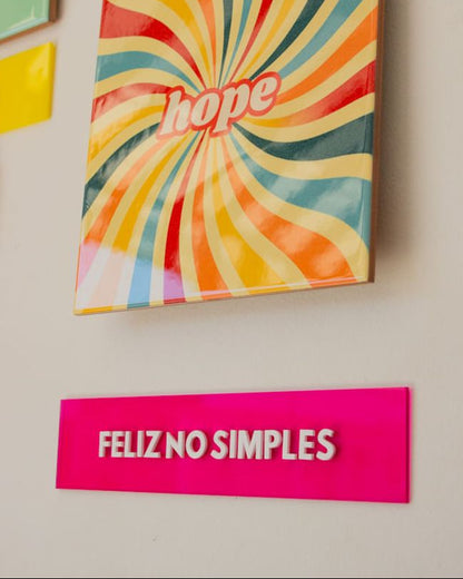 Placa em acrílico 'feliz no simples'