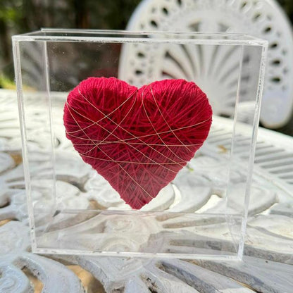 Escultura coração com fios de cobre na caixa de acrílico P