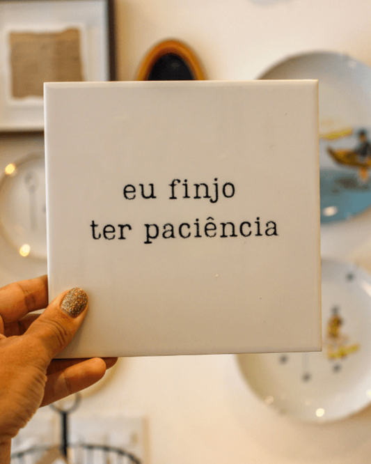 Azulejo decorativo 'eu finjo ter paciência'