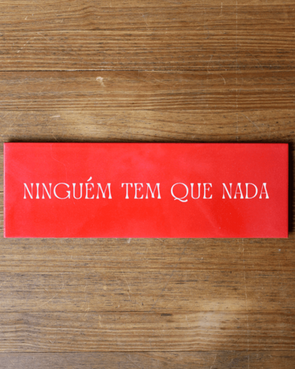 Azulejo decorativo 'ninguém tem que nada'