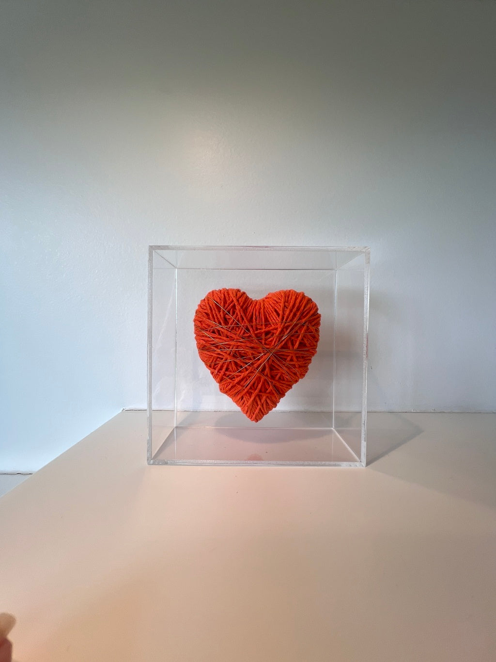 Escultura coração com fios de cobre na caixa de acrílico G