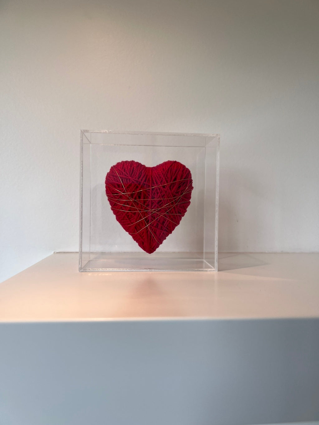 Escultura coração com fios de cobre na caixa de acrílico G