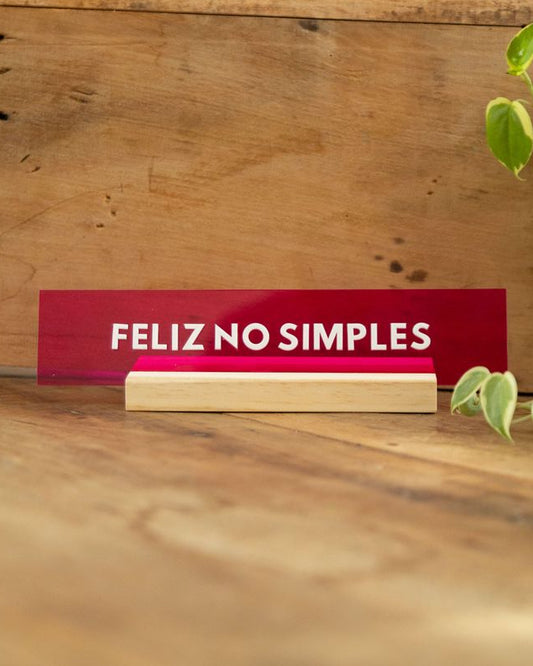 Placa em acrílico 'feliz no simples'