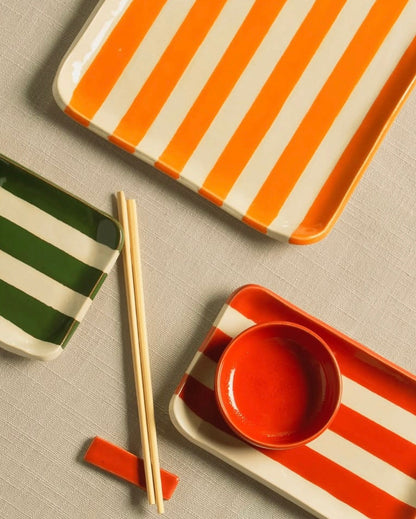 Conjunto de sushi listrado colorido em cerâmica