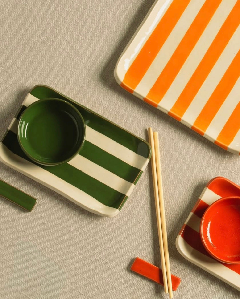 Conjunto de sushi listrado colorido em cerâmica